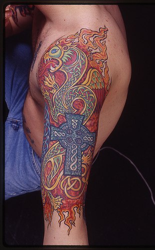 手臂十字架和龙红色纹身图案