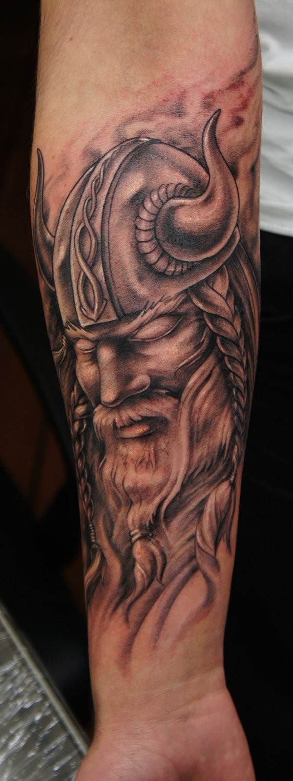 手臂棕色维京战士肖像纹身图案