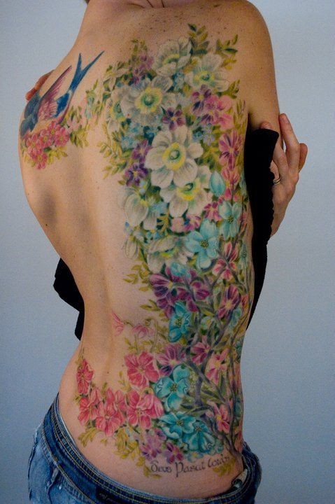背部精彩的彩色花卉纹身图案