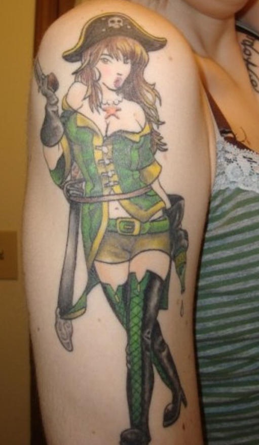 肩部彩色性感的女海盗美女纹身图片