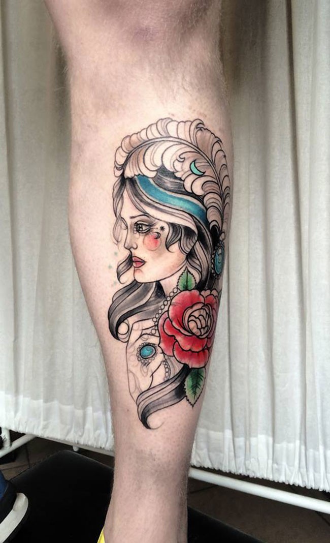 小腿素描风格的彩色女郎与羽毛和玫瑰纹身图案