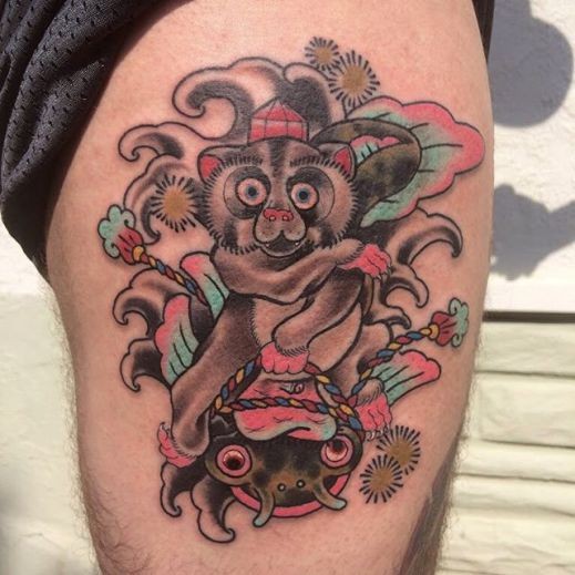 old school彩色大腿可爱的猴子与鱼纹身图案