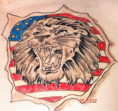 背部彩色怒吼的狮子与美国国旗纹身