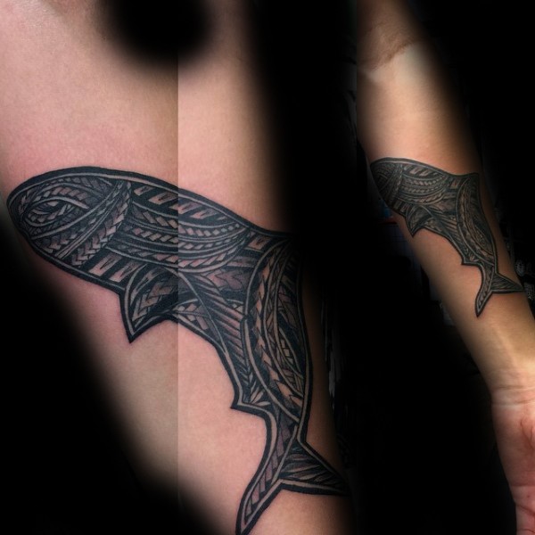 手臂神奇描绘鲨鱼图腾纹身图案