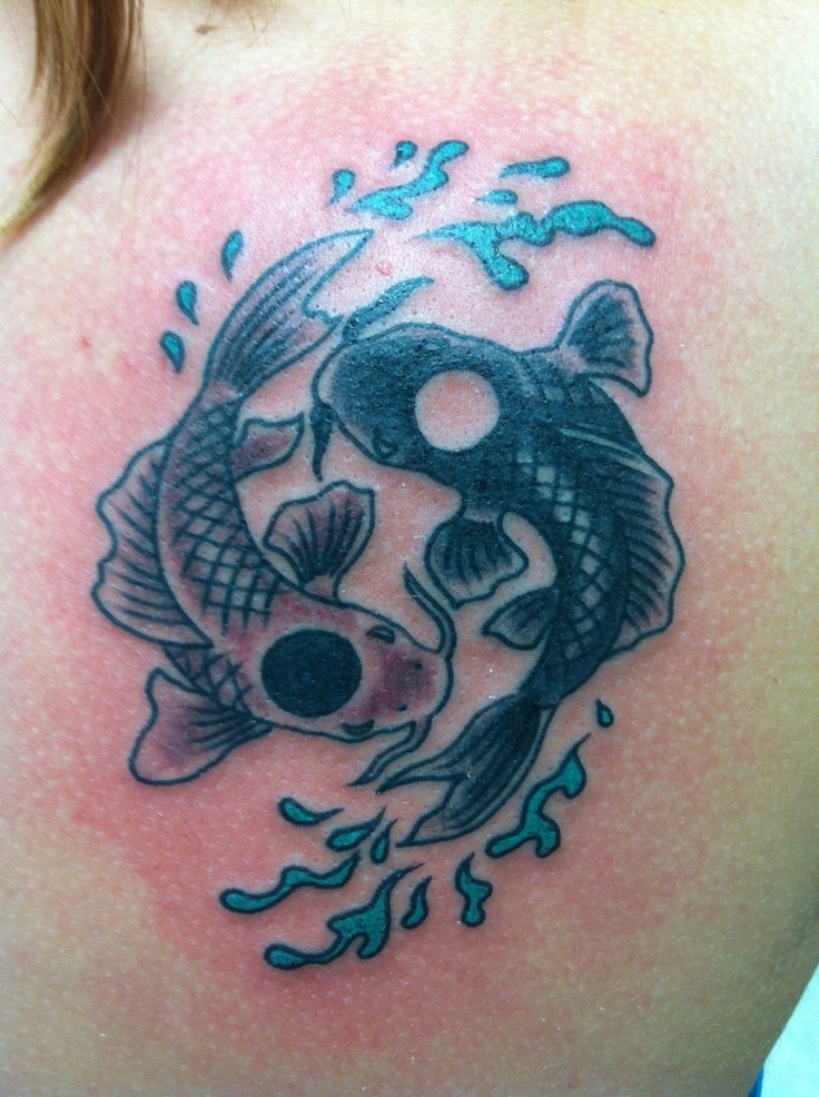 肩部彩色阴阳符号鱼纹身图案