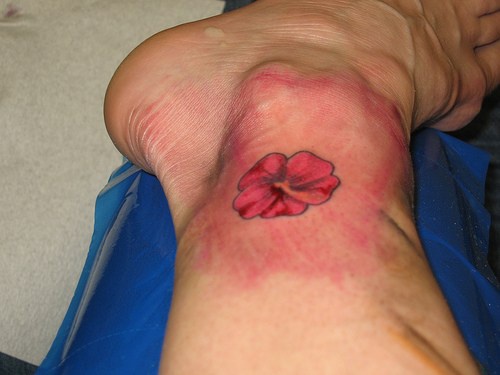 女性脚部彩色木槿花纹身图案
