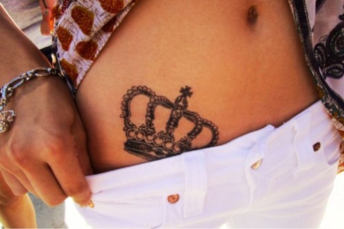 腹部简约的皇冠纹身图案