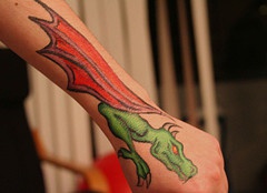 红色翅膀的龙纹身图案