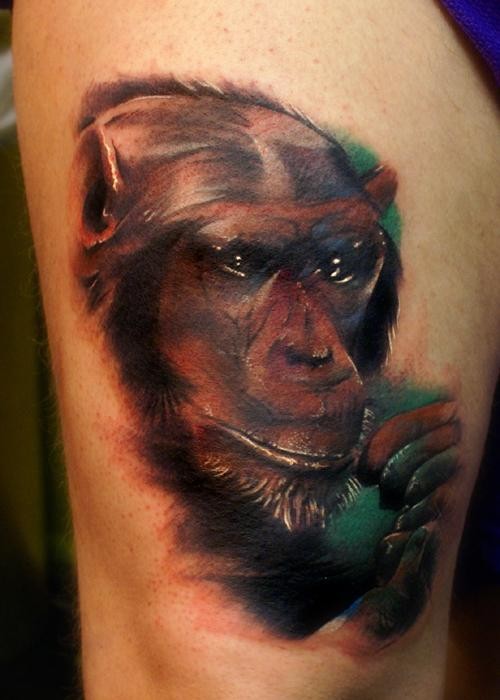 大腿彩色黑猩猩头部纹身图案