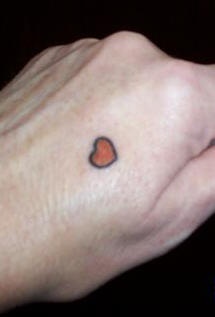 手部彩色非常小的爱心纹身图案