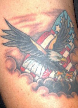 鹰和美国国旗在云中纹身图案