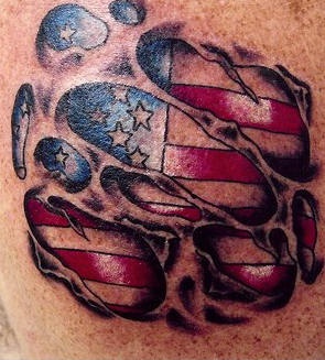 肩部彩色美国国旗撕皮纹身图案