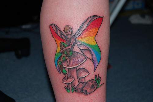 长着彩虹翅膀的精灵纹身图案