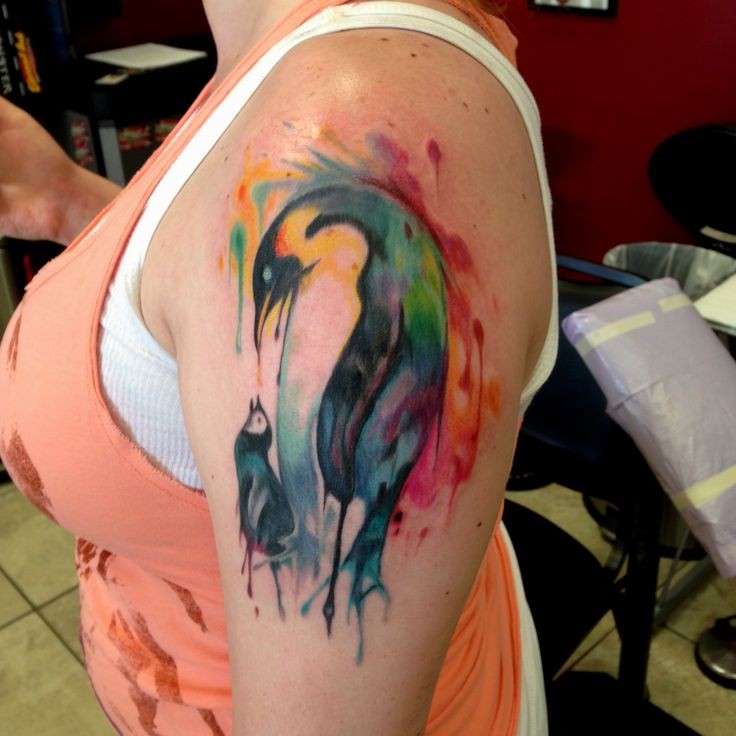 大臂彩绘七彩水墨企鹅纹身图案