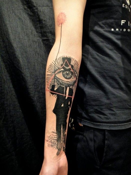 手臂男子身体与眼前结合纹身图案