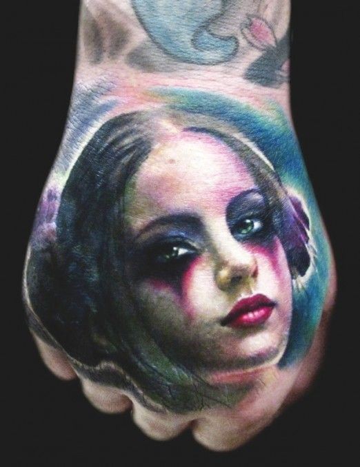 手背彩色漂亮的女孩肖像纹身图案