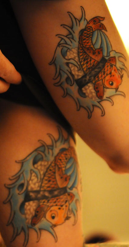 闺蜜腿部象征友谊的彩色锦鲤纹身图案