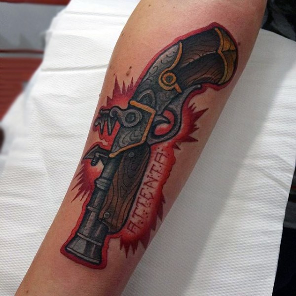 手臂老学校风格色彩的手枪纹身图案