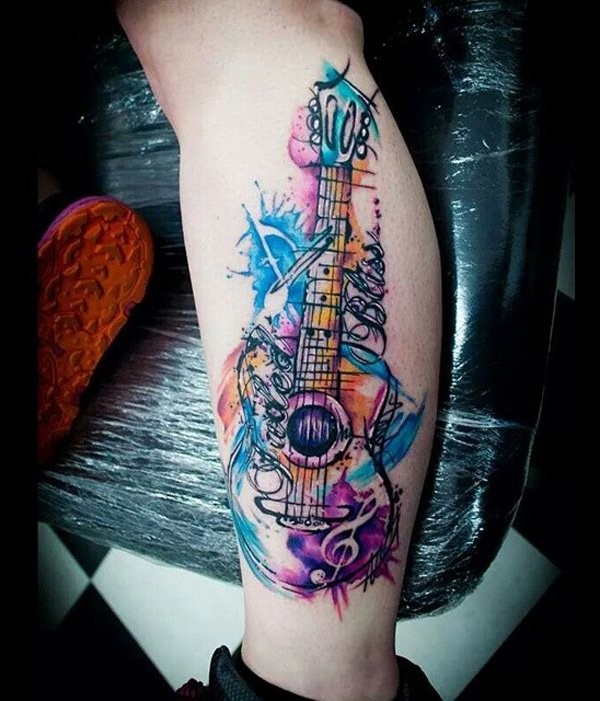 小腿彩色的吉他与字母纹身图案