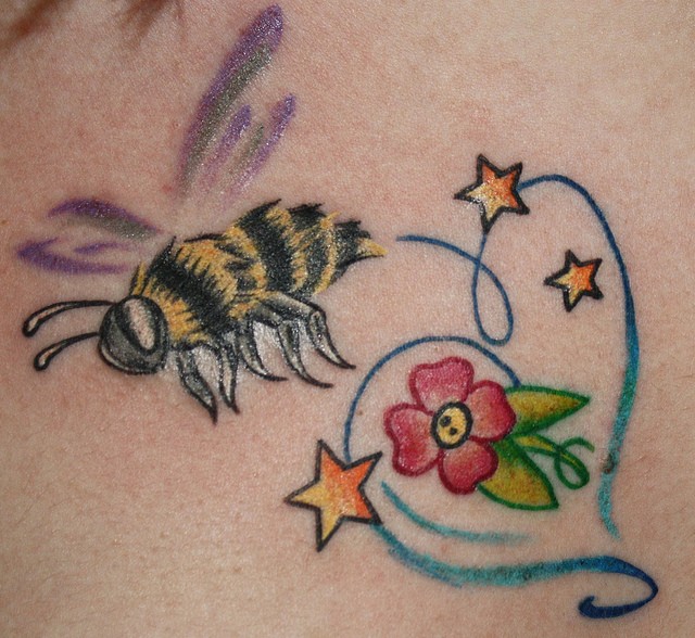 彩色花多与蜜蜂纹身图案
