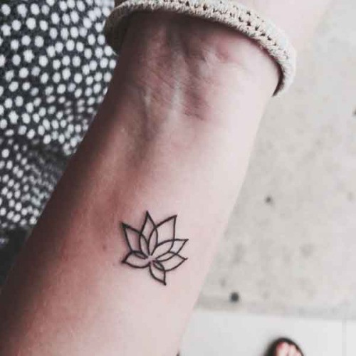 手腕上的简约嫩小莲花纹身图案