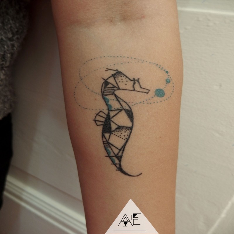 手臂简单的几何海马与饰物纹身图案