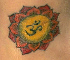 手臂彩色莲花与印度教字符纹身图片