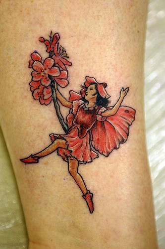 腿纹部彩色奔跑的女孩与花纹身图案