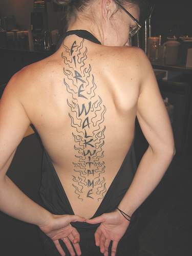 性感女性背部脊椎处个性火焰线条与字母纹身图案