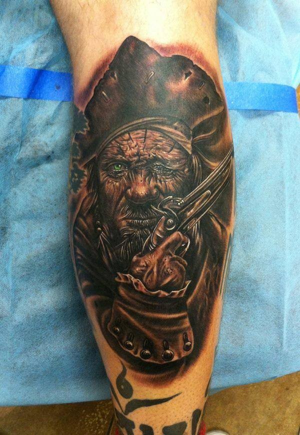 小腿黑暗系拿枪的海盗纹身图案