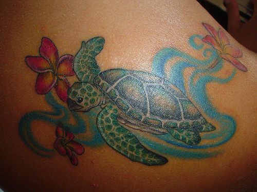 肩部彩色海龟与花朵纹身图案