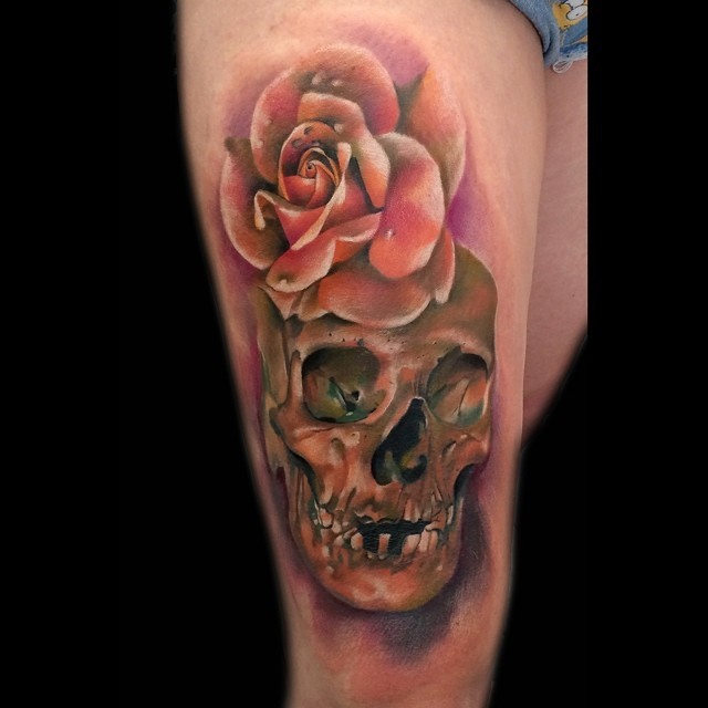 大腿写实彩色骷髅和玫瑰纹身图案