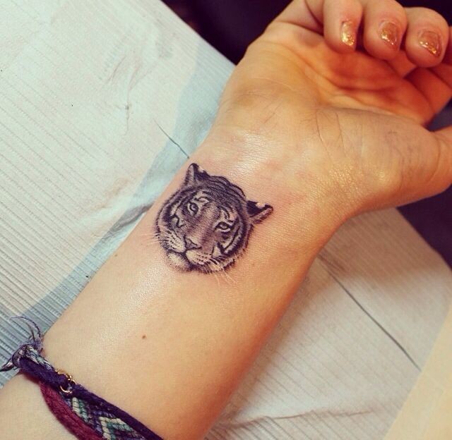 手腕上的老虎头像纹身图案