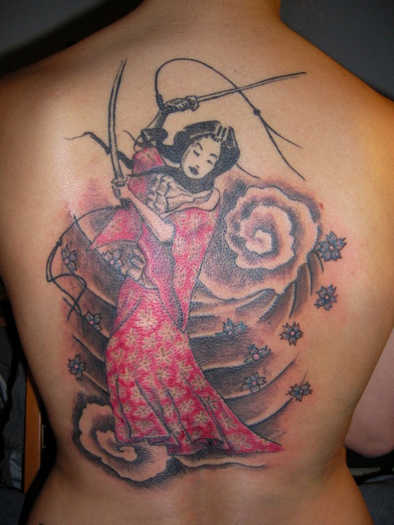 背部彩色艺妓跳舞舞剑纹身图案