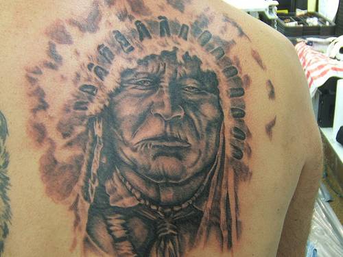 羽毛冠大酋长肖像纹身图案