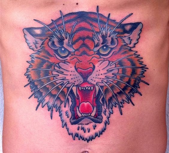 胸部彩色咆哮的老虎头部纹身图案