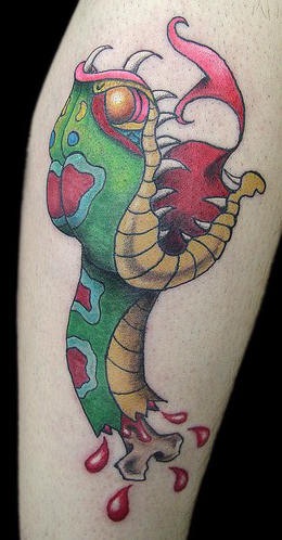手臂彩色卡通蛇头传统纹身图案