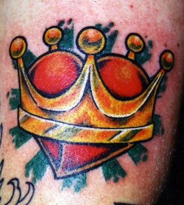 红色的心形和皇冠纹身图案