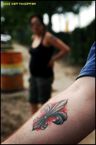 男性手臂彩色的鸢尾纹身图案