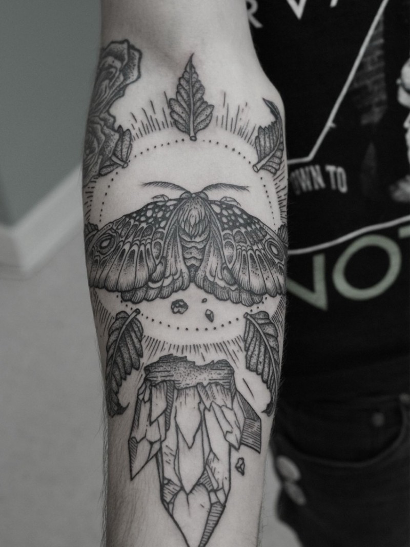 手臂阳光下的黑白色蛾子纹身图案