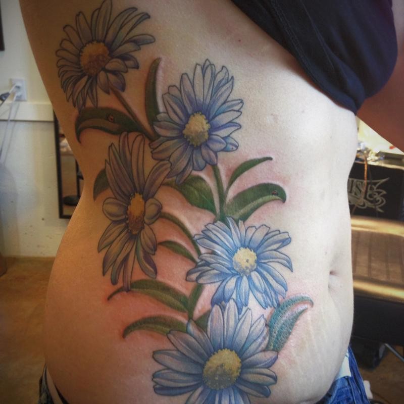 侧肋可爱的彩色雏菊花纹身图案