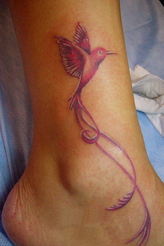 脚部彩色漂亮的小鸟纹身图案