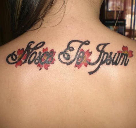 少女肩部彩色花朵与拉丁文纹身图案