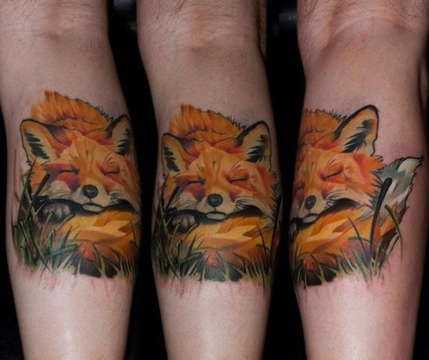 腿部彩色睡觉的狐狸纹身图案