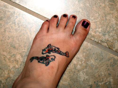 女性脚部小锦鲤鱼纹身图案