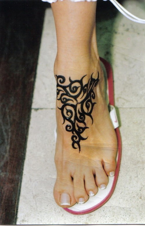 女性脚背黑色部落图腾纹身图案