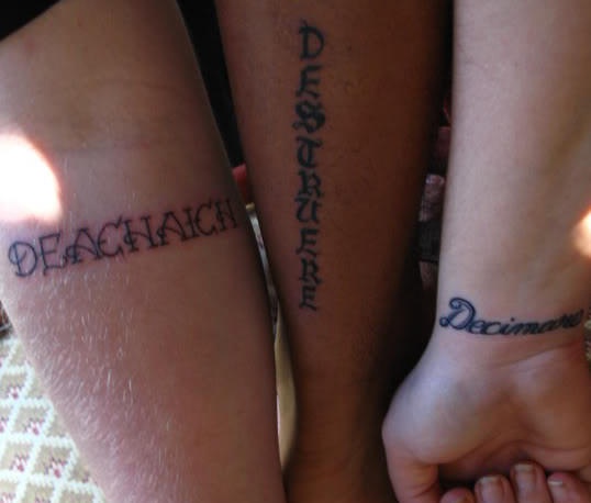 手臂上三个人的友谊英文纹身图案