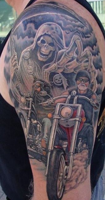 手臂酷炫的摩托车手和死亡骷髅纹身图案