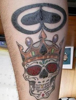 黑桃皇冠加冕的骷髅纹身图案