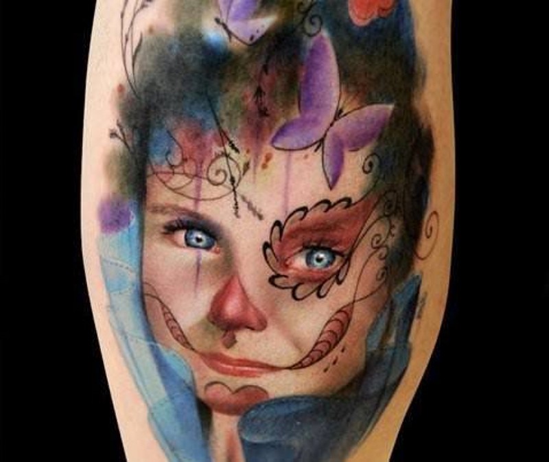 腿部奇怪的彩色女孩肖像纹身图案